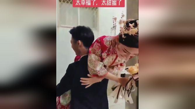 《我的前半生》贺涵爽约唐晶龙凤胎满月宴，罗子君收到陌生包裹