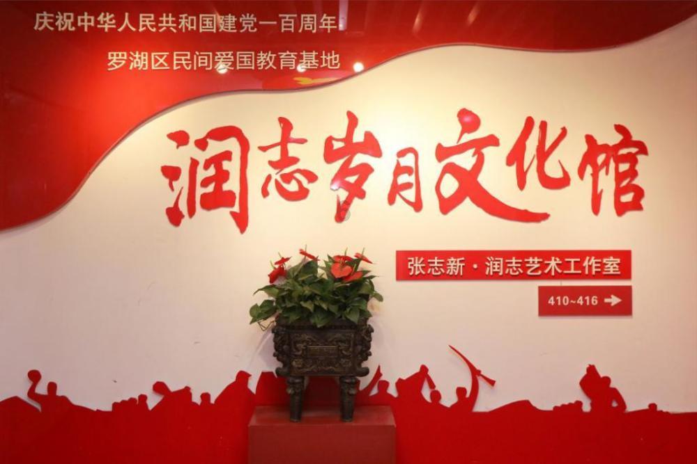 丹阳一寺院门口惊现一只“灵鸟”